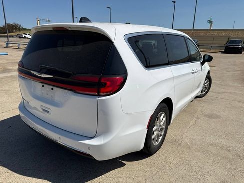 Used 2024 Chrysler Pacifica Touring-L FWD image 11