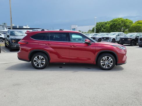 Used 2022 Toyota Highlander XLE FWD image 4