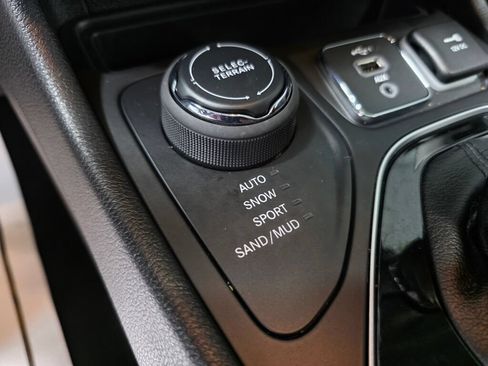 Used 2021 Jeep Cherokee Limited AWD/4WD image 18