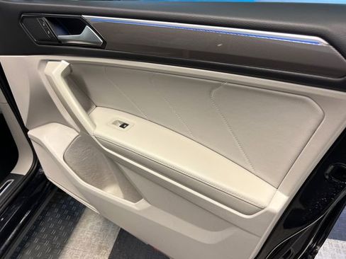 Certified 2022 Volkswagen Tiguan SE R-Line FWD image 11