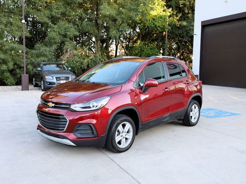 Used 2022 Chevrolet Trax LT w/ LT Convenience Package AWD/4WD image 3