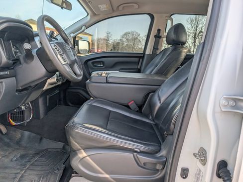 Used 2018 Nissan Titan SV image 31