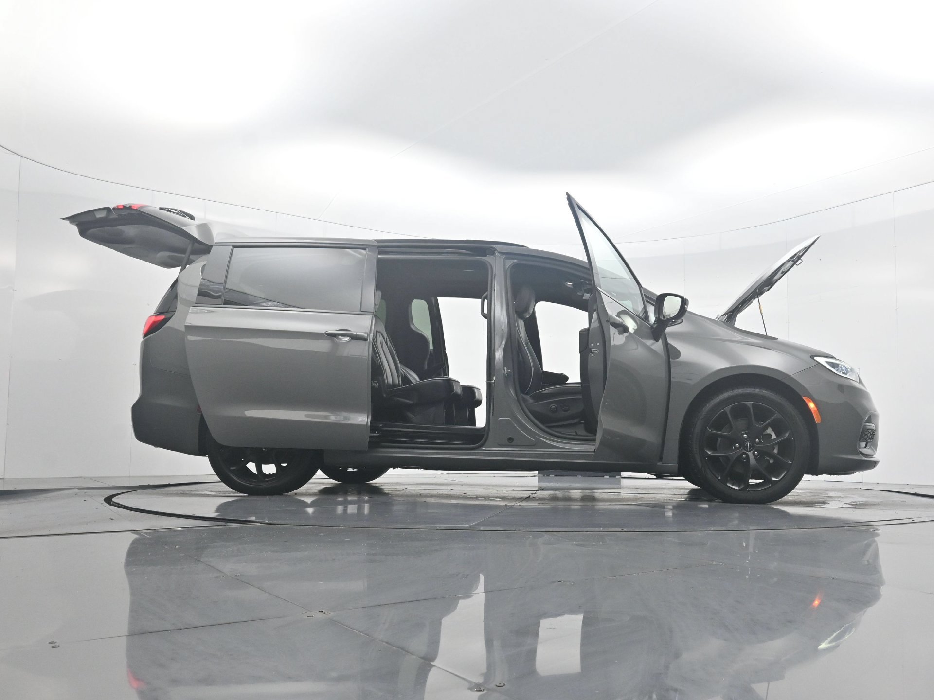 Used 2025 Chrysler Pacifica Limited FWD image 42