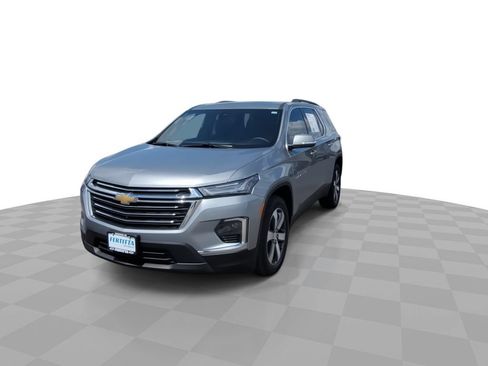 Used 2023 Chevrolet Traverse LT w/ LT Premium Package AWD/4WD image 3