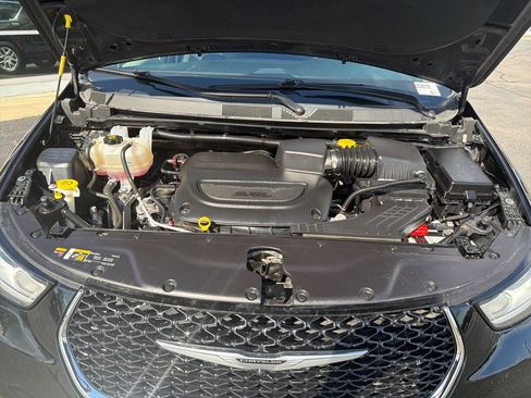 Used 2024 Chrysler Pacifica Touring-L FWD image 32