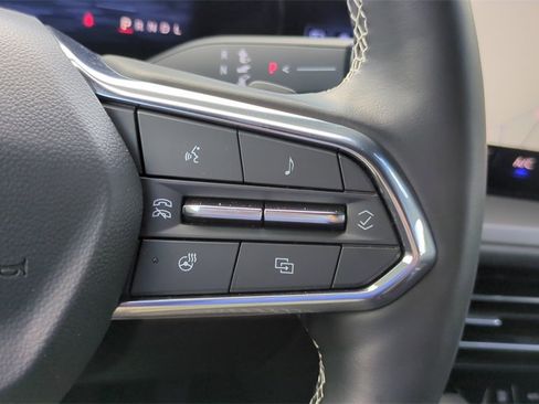 Used 2025 Chevrolet Traverse LT image 23