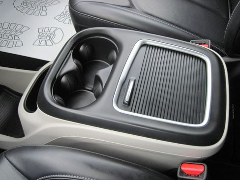 Used 2024 Chrysler Pacifica Touring-L FWD image 22
