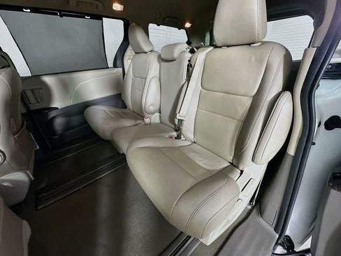 Used 2020 Toyota Sienna XLE w/ XLE Navigation Package FWD image 14
