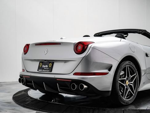Used 2016 Ferrari California T image 21