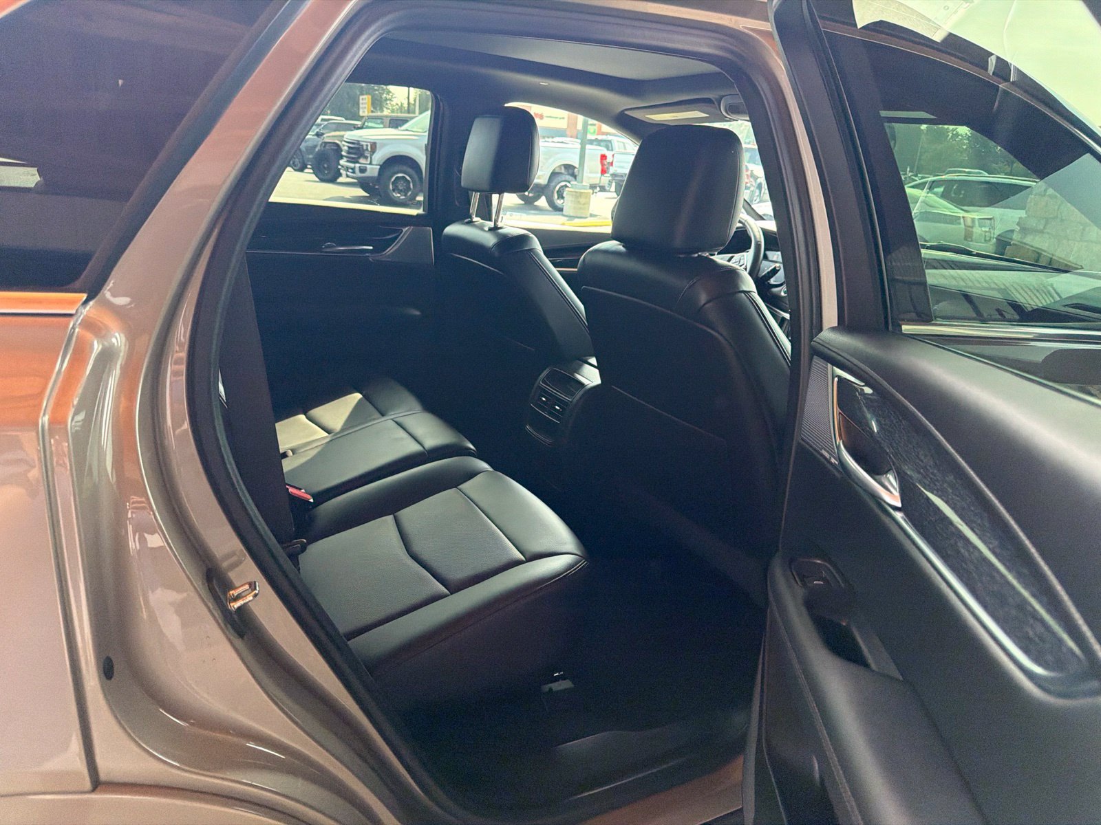 Used 2022 Cadillac XT5 Premium Luxury w/ LPO, Floor Liner Package AWD/4WD image 5