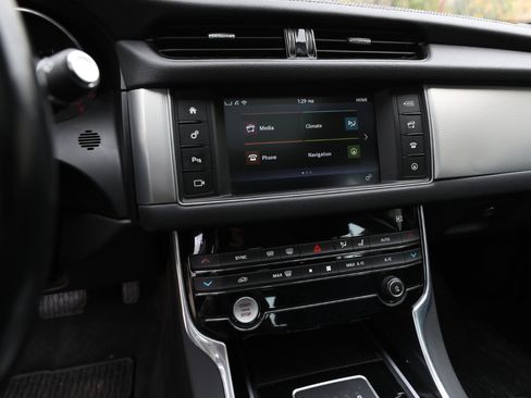 Used 2017 Jaguar XF Premium image 19