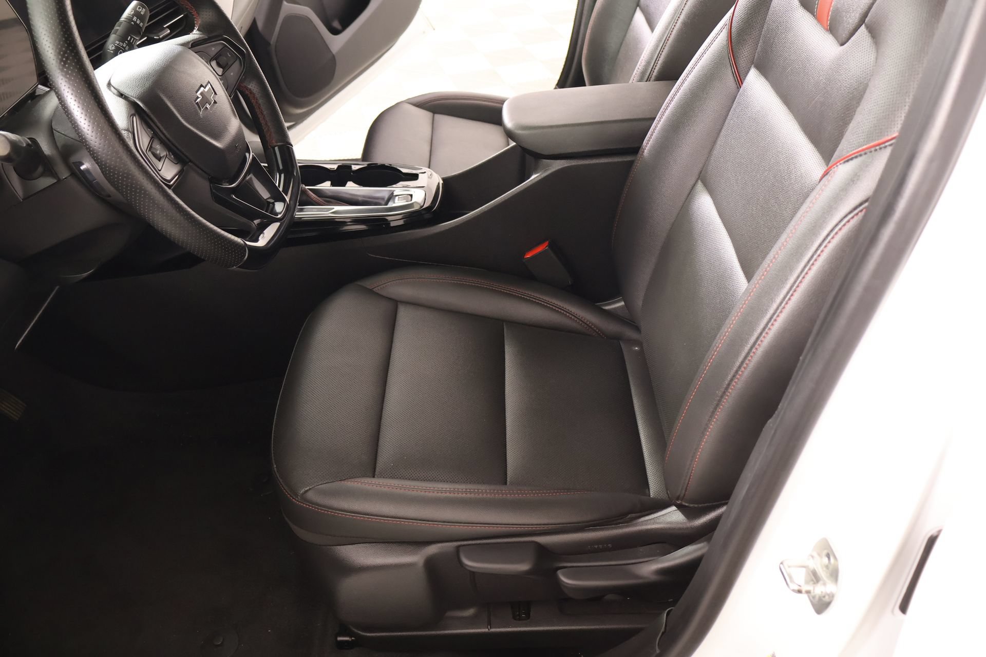 Used 2025 Chevrolet Trax RS w/ Sunroof Package FWD image 11