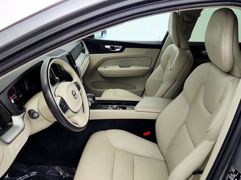 Used 2019 Volvo XC60 T5 Momentum w/ Premium Package image 19