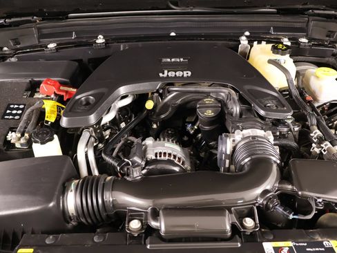 Used 2021 Jeep Wrangler Sport AWD/4WD image 16