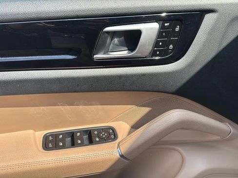 Used 2020 Porsche Cayenne image 34