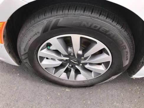Used 2022 Chrysler Pacifica Limited w/ Uconnect Theater Family Group FWD image 10