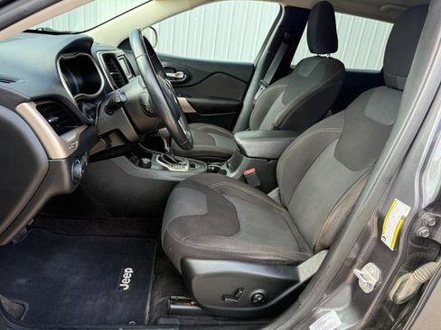 Used 2017 Jeep Cherokee Latitude AWD/4WD image 12