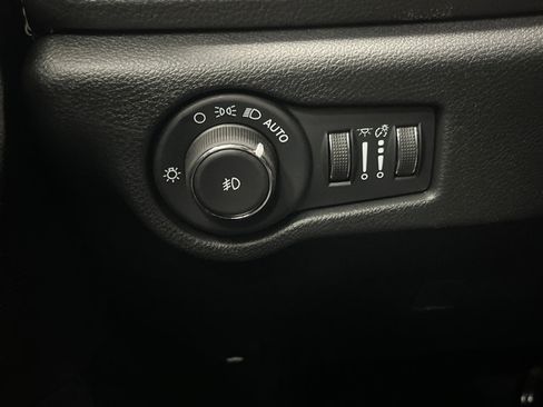 New 2026 Chrysler Pacifica Select AWD/4WD image 25