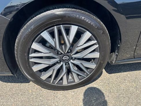 Used 2024 Nissan Altima 2.5 SV FWD image 9