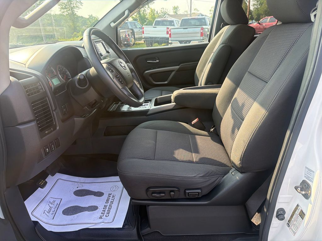 Used 2015 Nissan Titan SV w/ SV Value Truck Package AWD/4WD image 12