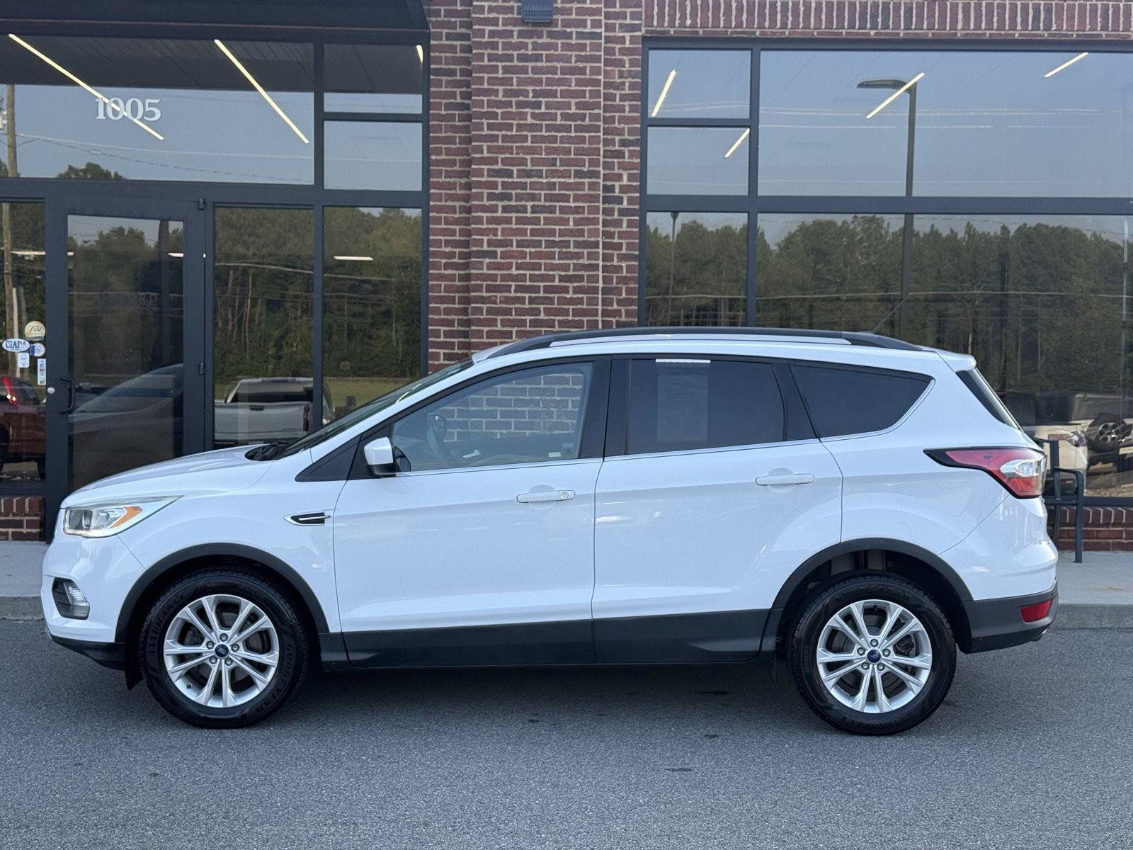 Used 2017 Ford Escape SE w/ Equipment Group 201A FWD image 2