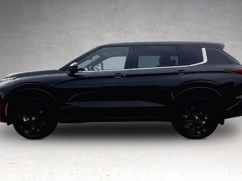 Used 2023 Mitsubishi Outlander SE Black Edition FWD image 3
