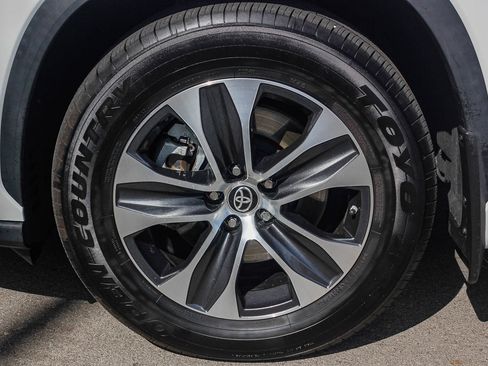 Used 2022 Toyota Highlander XLE image 10