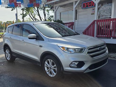 Used 2017 Ford Escape SE FWD image 2