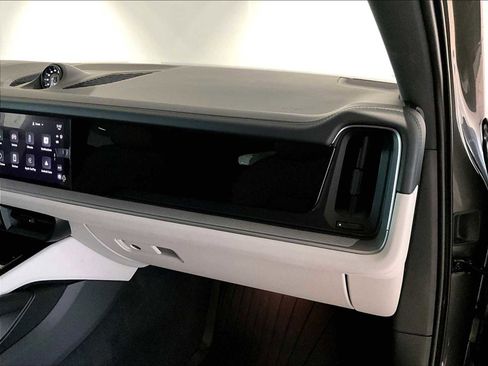Used 2025 Porsche Cayenne image 23