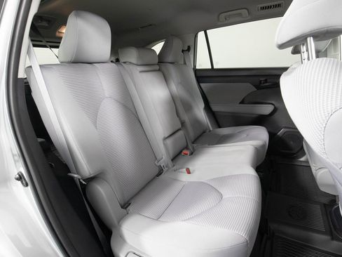 Used 2023 Toyota Highlander LE image 16