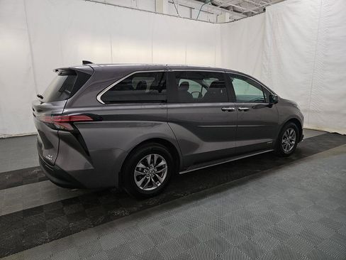Used 2021 Toyota Sienna XLE FWD image 9
