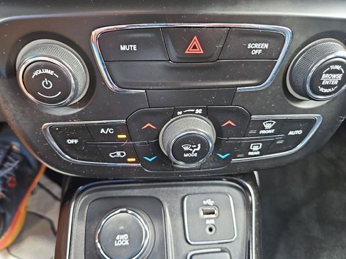 Used 2018 Jeep Compass Limited w/ Navigation Group AWD/4WD image 34