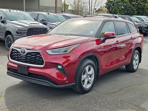 Used 2021 Toyota Highlander LE AWD/4WD image 3