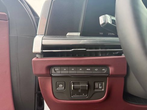 Certified 2026 Cadillac Escalade Sport w/ LPO, ONYX Package AWD/4WD image 19