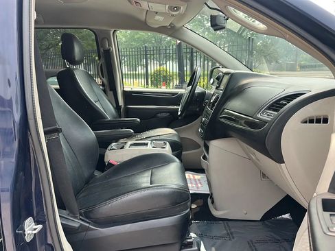 Used 2012 Chrysler Town & Country Touring w/ Entertainment Group #1 FWD image 18