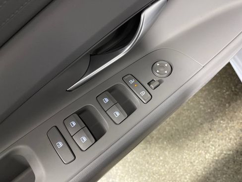 Used 2025 Hyundai Elantra Hybrid FWD image 18