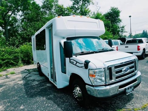 Used 2016 Ford E-450 and Econoline 450 Super Duty w/ Shuttle Bus Prep Package RWD image 3