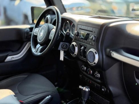 Used 2016 Jeep Wrangler Unlimited Sahara w/ Dual Top Group AWD/4WD image 25