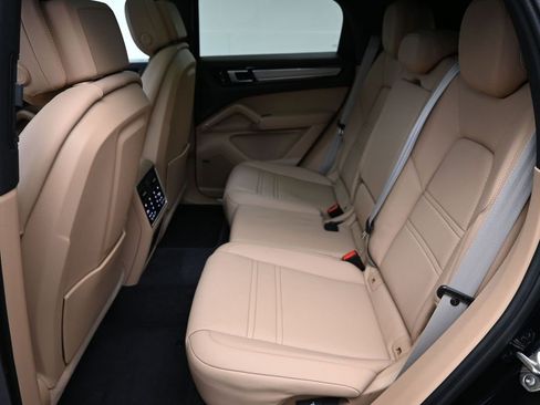 Used 2023 Porsche Cayenne Platinum Edition image 10