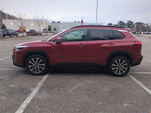 Used 2023 Toyota Corolla Cross XLE image 7