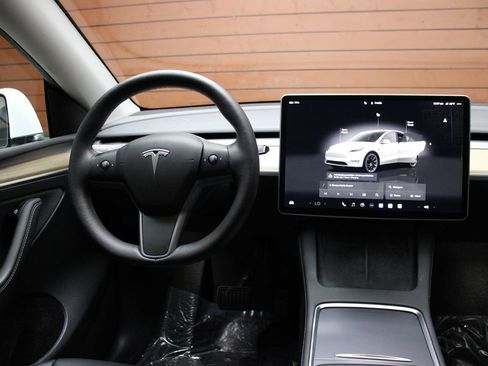 Used 2023 Tesla Model Y Long Range image 2