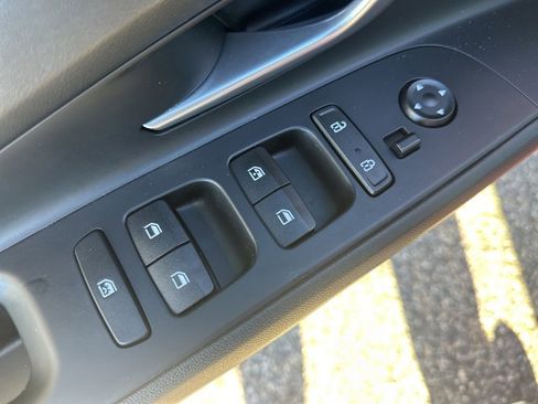 Used 2023 Hyundai Elantra Limited image 16