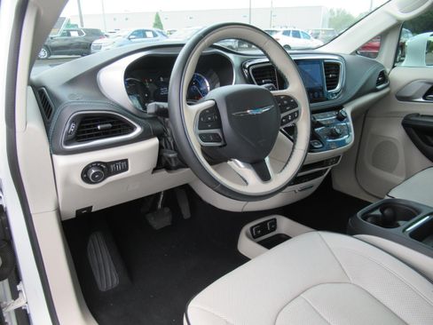 Used 2017 Chrysler Pacifica Platinum FWD image 21