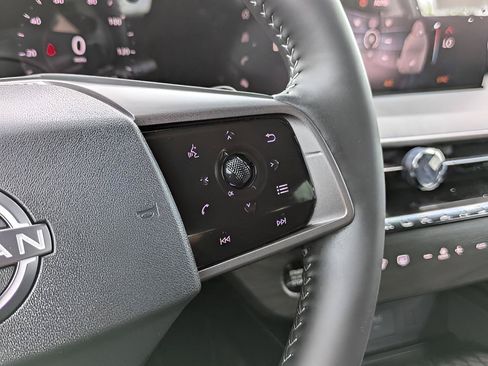 Used 2025 Nissan Murano SV AWD/4WD image 15