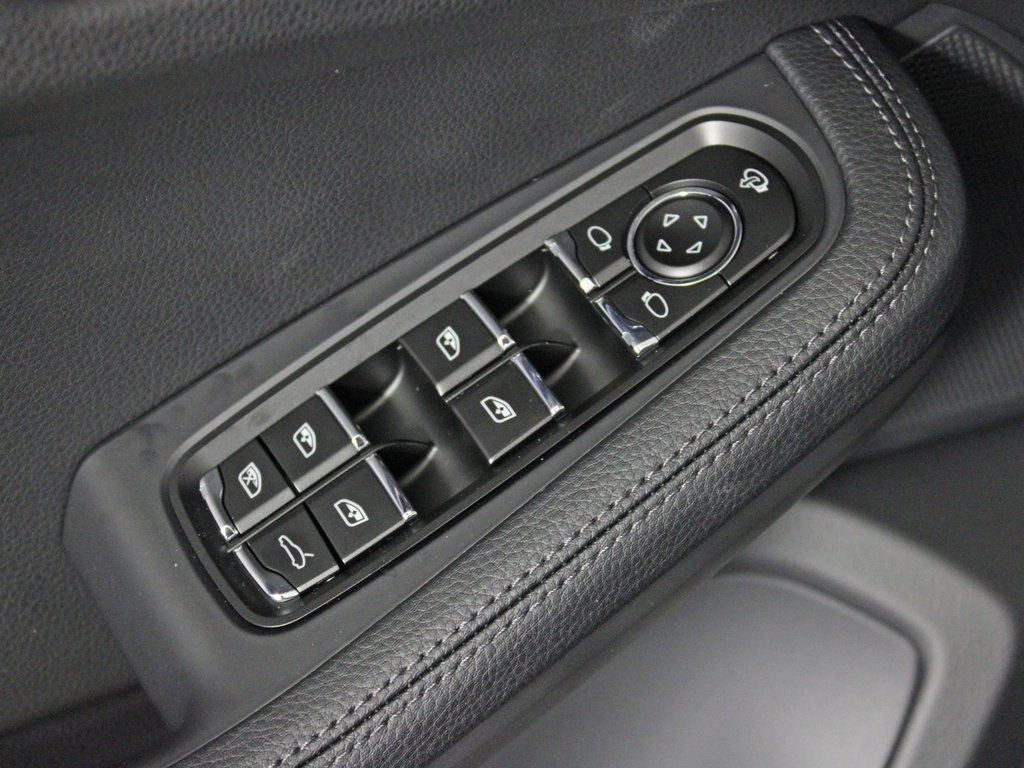 Certified 2026 Porsche Macan AWD/4WD image 15