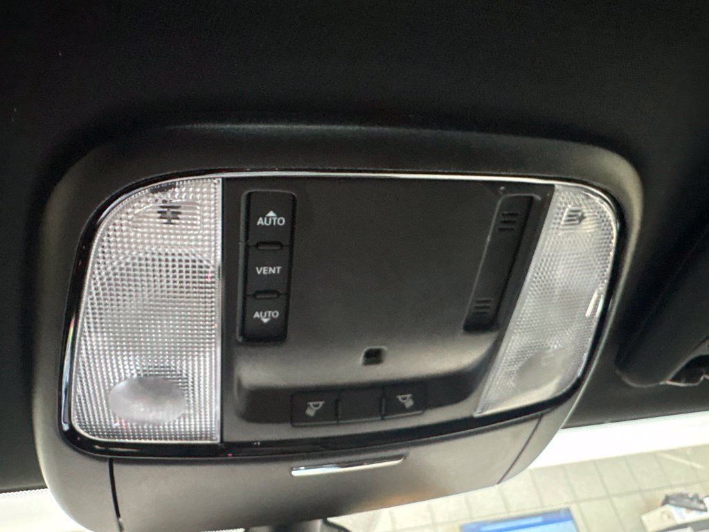 Used 2022 Dodge Durango SXT w/ Blacktop Package AWD/4WD image 39