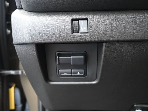 Used 2024 Chevrolet Colorado LT w/ LT Convenience Package image 27