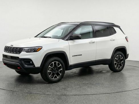 Used 2025 Jeep Compass Trailhawk image 3