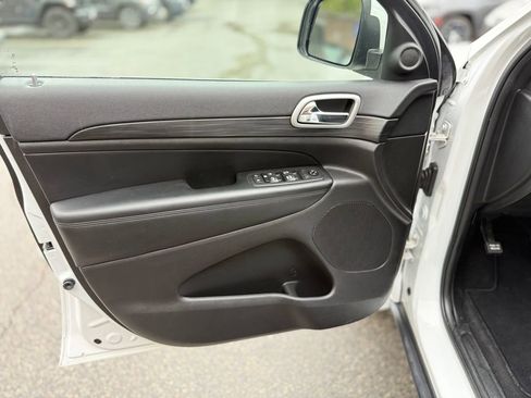 Used 2020 Jeep Grand Cherokee Laredo AWD/4WD image 18
