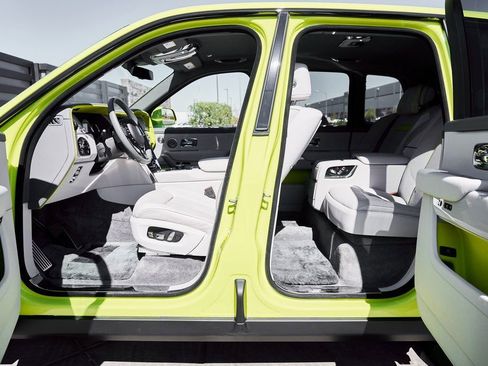 Used 2024 Rolls-Royce Cullinan AWD/4WD image 38